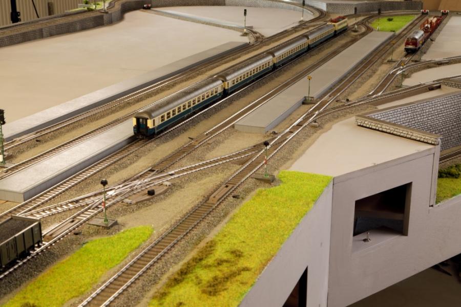 Anlage 01: H0 Trix C-Gleis, ca. Epoche V, Teilausbau